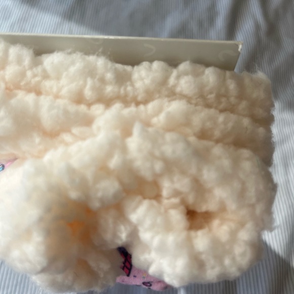 Hi, selling these lovely socks for kids in size US 12. - Picture 5 of 7